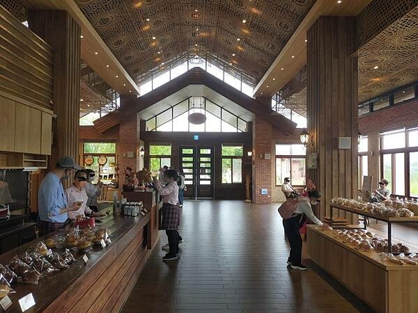 新竹峨眉黃金傳說窯烤麵包坊~近峨嵋湖彌勒佛殿~