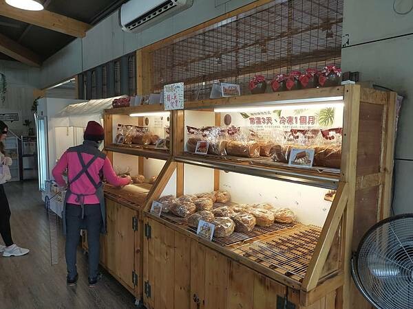 新竹峨眉黃金傳說窯烤麵包坊~近峨嵋湖彌勒佛殿~