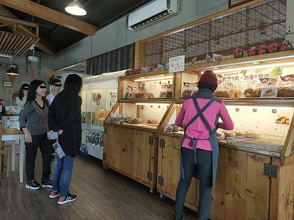 新竹峨眉黃金傳說窯烤麵包坊~近峨嵋湖彌勒佛殿~