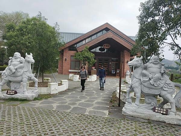 新竹峨眉黃金傳說窯烤麵包坊~近峨嵋湖彌勒佛殿~