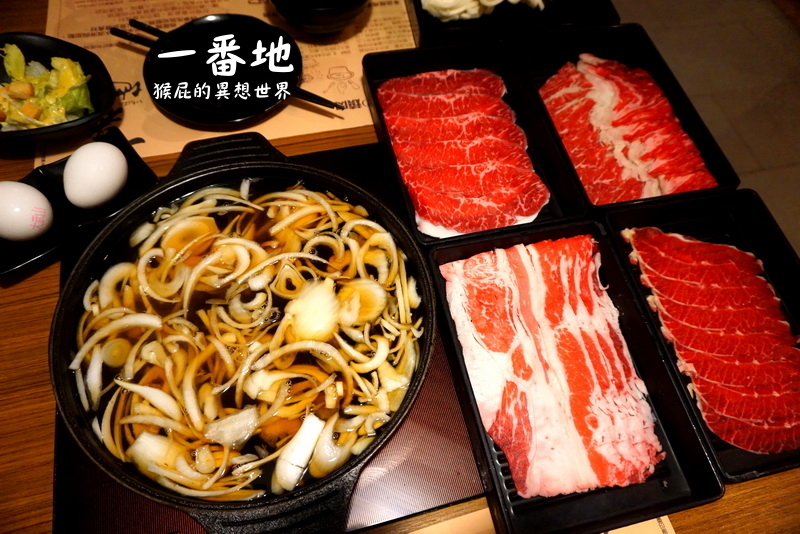 【高雄景點】高雄IG打卡新景點,超夢幻白色旋轉木馬與摩天輪-棧貳庫KW2!高雄駁二旁,加入KW2會員免費停車! @猴屁的異想世界