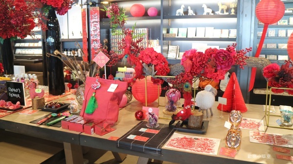 棧貳庫KW2:【高雄旅遊】棧貳庫,沒有旋轉木馬依舊好拍@捷運西子灣站