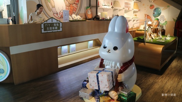 棧貳庫KW2:【高雄旅遊】棧貳庫,沒有旋轉木馬依舊好拍@捷運西子灣站