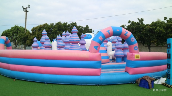 棧貳庫KW2:【高雄旅遊】棧貳庫,沒有旋轉木馬依舊好拍@捷運西子灣站