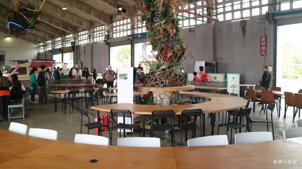 棧貳庫KW2:【高雄旅遊】棧貳庫,沒有旋轉木馬依舊好拍@捷運西子灣站