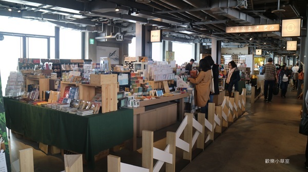 棧貳庫KW2:【高雄旅遊】棧貳庫,沒有旋轉木馬依舊好拍@捷運西子灣站