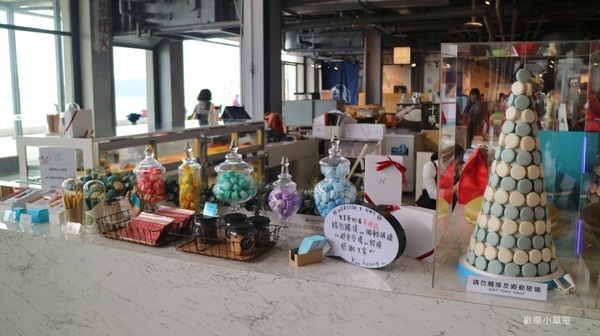 棧貳庫KW2:【高雄旅遊】棧貳庫,沒有旋轉木馬依舊好拍@捷運西子灣站