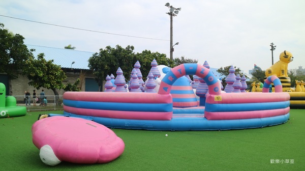 棧貳庫KW2:【高雄旅遊】棧貳庫,沒有旋轉木馬依舊好拍@捷運西子灣站