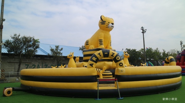 棧貳庫KW2:【高雄旅遊】棧貳庫,沒有旋轉木馬依舊好拍@捷運西子灣站