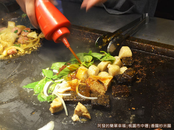 香腸炒米腸04-鐵板上放上食材