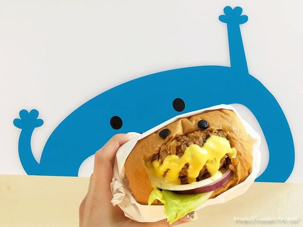 HELLO Burger:台中美食│HELLO Burger〃逢甲夜市巷弄中的可愛漢堡店,漢堡堡是採用鮮奶吐司做成的~