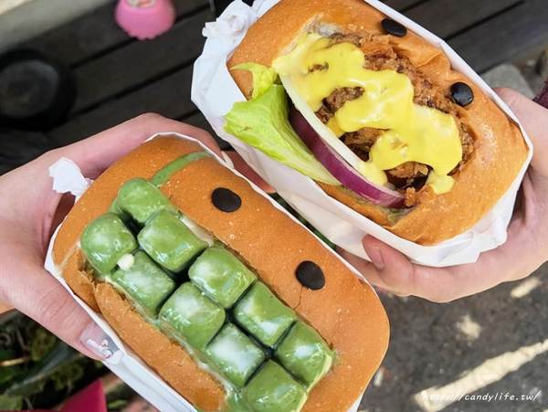 HELLO Burger:台中美食│HELLO Burger〃逢甲夜市巷弄中的可愛漢堡店,漢堡堡是採用鮮奶吐司做成的~