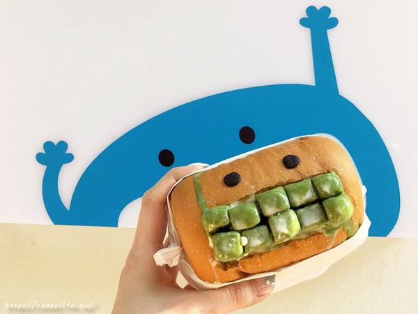 HELLO Burger:台中美食│HELLO Burger〃逢甲夜市巷弄中的可愛漢堡店,漢堡堡是採用鮮奶吐司做成的~