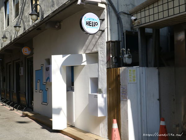 HELLO Burger:台中美食│HELLO Burger〃逢甲夜市巷弄中的可愛漢堡店,漢堡堡是採用鮮奶吐司做成的~