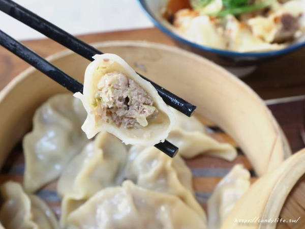 無名氏麵館:台中美食│無名氏麵館〃裝潢走質感中國風,賣著好吃牛肉麵及牛肉蒸餃等麵食,湯頭濃郁,用料又實在~