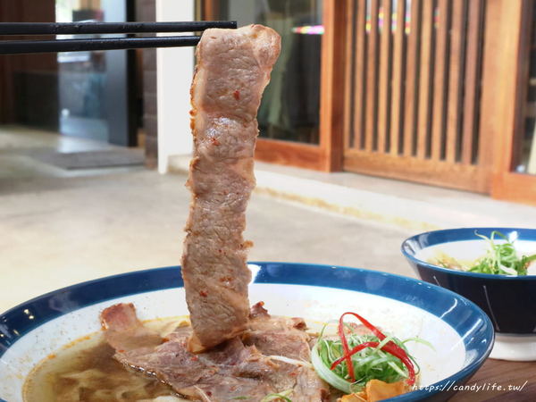 無名氏麵館:台中美食│無名氏麵館〃裝潢走質感中國風,賣著好吃牛肉麵及牛肉蒸餃等麵食,湯頭濃郁,用料又實在~