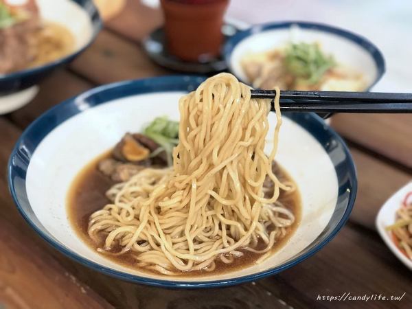 無名氏麵館:台中美食│無名氏麵館〃裝潢走質感中國風,賣著好吃牛肉麵及牛肉蒸餃等麵食,湯頭濃郁,用料又實在~