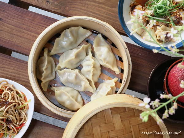 無名氏麵館:台中美食│無名氏麵館〃裝潢走質感中國風,賣著好吃牛肉麵及牛肉蒸餃等麵食,湯頭濃郁,用料又實在~
