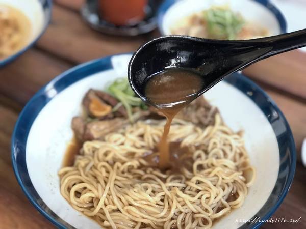 無名氏麵館:台中美食│無名氏麵館〃裝潢走質感中國風,賣著好吃牛肉麵及牛肉蒸餃等麵食,湯頭濃郁,用料又實在~