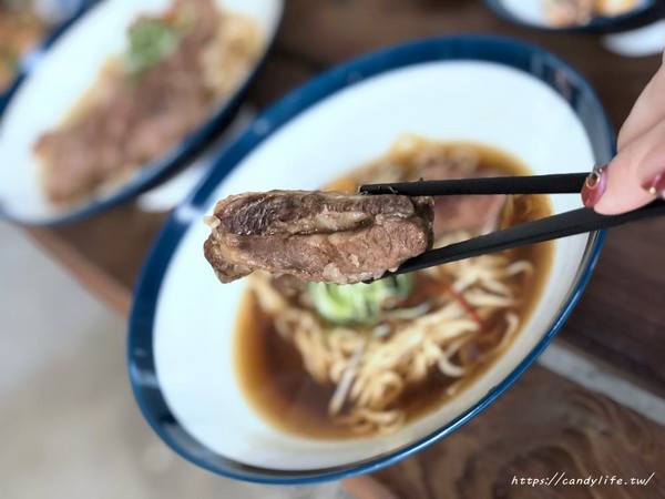 無名氏麵館:台中美食│無名氏麵館〃裝潢走質感中國風,賣著好吃牛肉麵及牛肉蒸餃等麵食,湯頭濃郁,用料又實在~