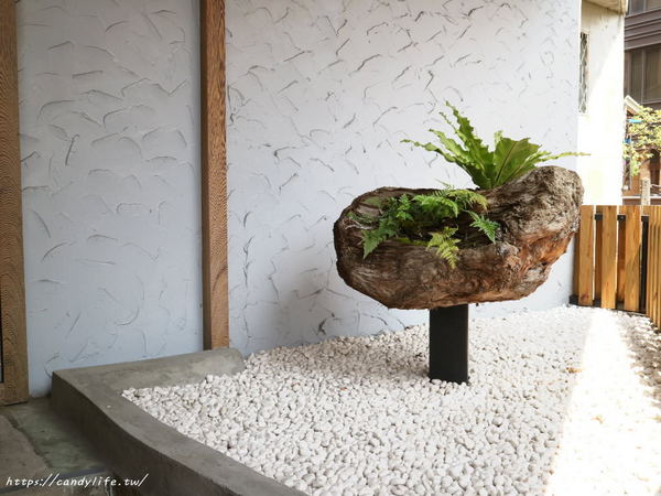 無名氏麵館:台中美食│無名氏麵館〃裝潢走質感中國風,賣著好吃牛肉麵及牛肉蒸餃等麵食,湯頭濃郁,用料又實在~