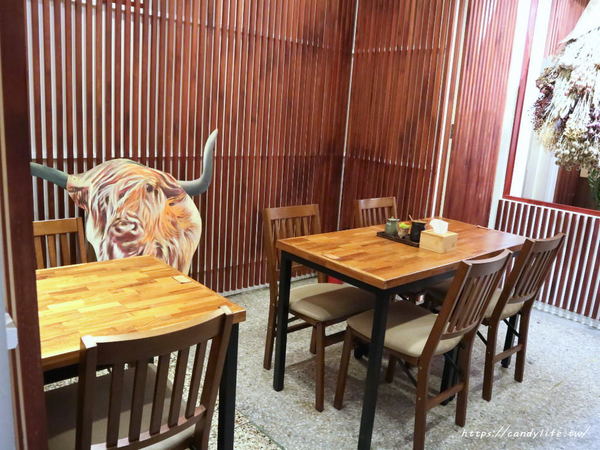 無名氏麵館:台中美食│無名氏麵館〃裝潢走質感中國風,賣著好吃牛肉麵及牛肉蒸餃等麵食,湯頭濃郁,用料又實在~