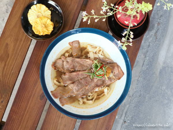 無名氏麵館:台中美食│無名氏麵館〃裝潢走質感中國風,賣著好吃牛肉麵及牛肉蒸餃等麵食,湯頭濃郁,用料又實在~