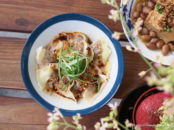無名氏麵館:台中美食│無名氏麵館〃裝潢走質感中國風,賣著好吃牛肉麵及牛肉蒸餃等麵食,湯頭濃郁,用料又實在~