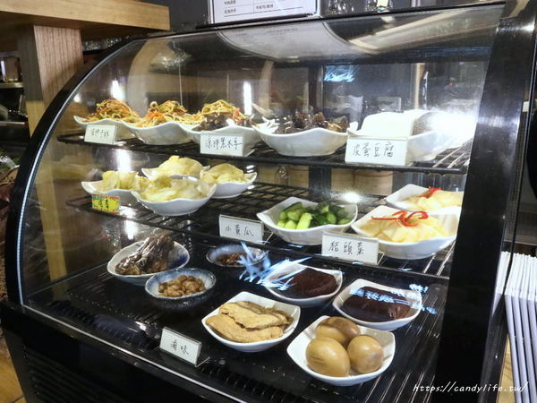 無名氏麵館:台中美食│無名氏麵館〃裝潢走質感中國風,賣著好吃牛肉麵及牛肉蒸餃等麵食,湯頭濃郁,用料又實在~