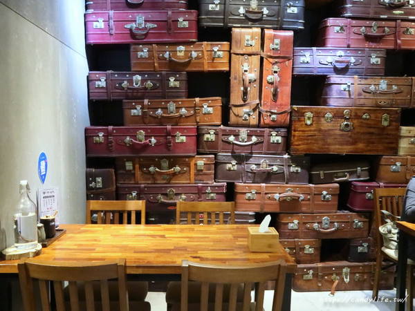 無名氏麵館:台中美食│無名氏麵館〃裝潢走質感中國風,賣著好吃牛肉麵及牛肉蒸餃等麵食,湯頭濃郁,用料又實在~