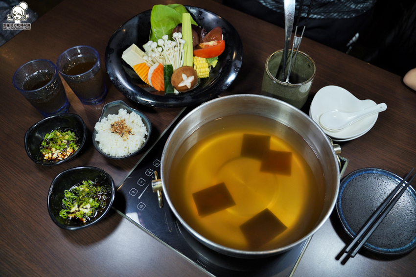 北高雄巷弄鍋物 季樂涮涮鍋，大口吃肉、澎派海鮮之鍋物推薦｜免費冰淇淋、飲品、甜湯 - 跟著尼力吃喝玩樂＆親子生活