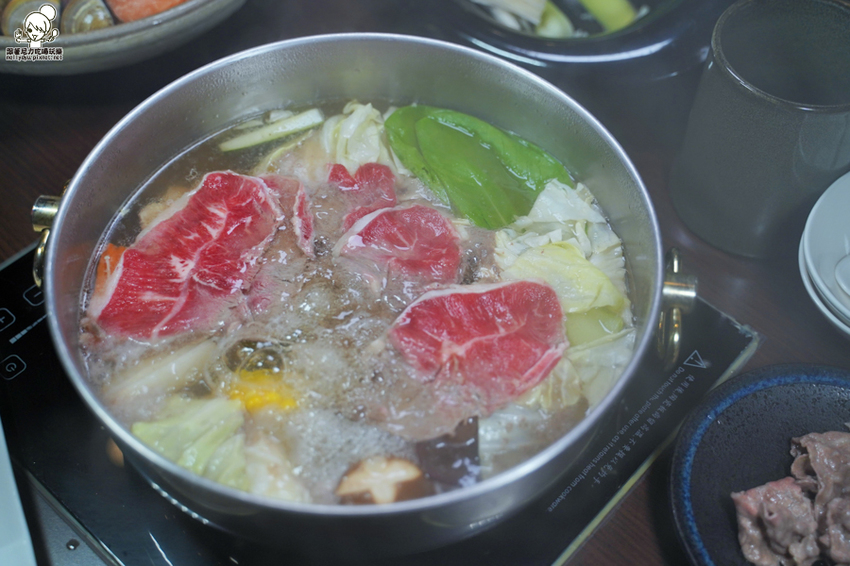 北高雄巷弄鍋物 季樂涮涮鍋，大口吃肉、澎派海鮮之鍋物推薦｜免費冰淇淋、飲品、甜湯 - 跟著尼力吃喝玩樂＆親子生活