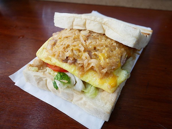 起丘早餐:起丘-新北江子翠項弄內手製早餐 許多新奇口味等待挖掘 吐司、口袋餅想吃什麼自己選 爆漿起司超犯規