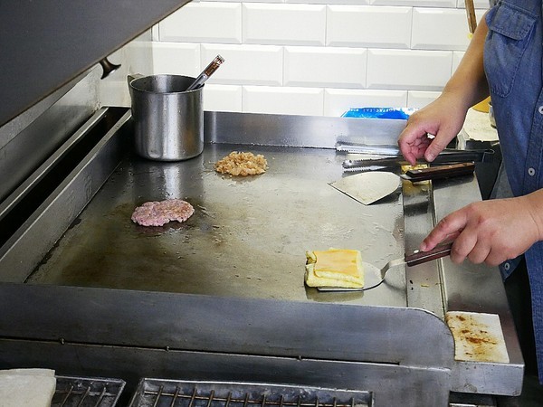 起丘早餐:起丘-新北江子翠項弄內手製早餐 許多新奇口味等待挖掘 吐司、口袋餅想吃什麼自己選 爆漿起司超犯規