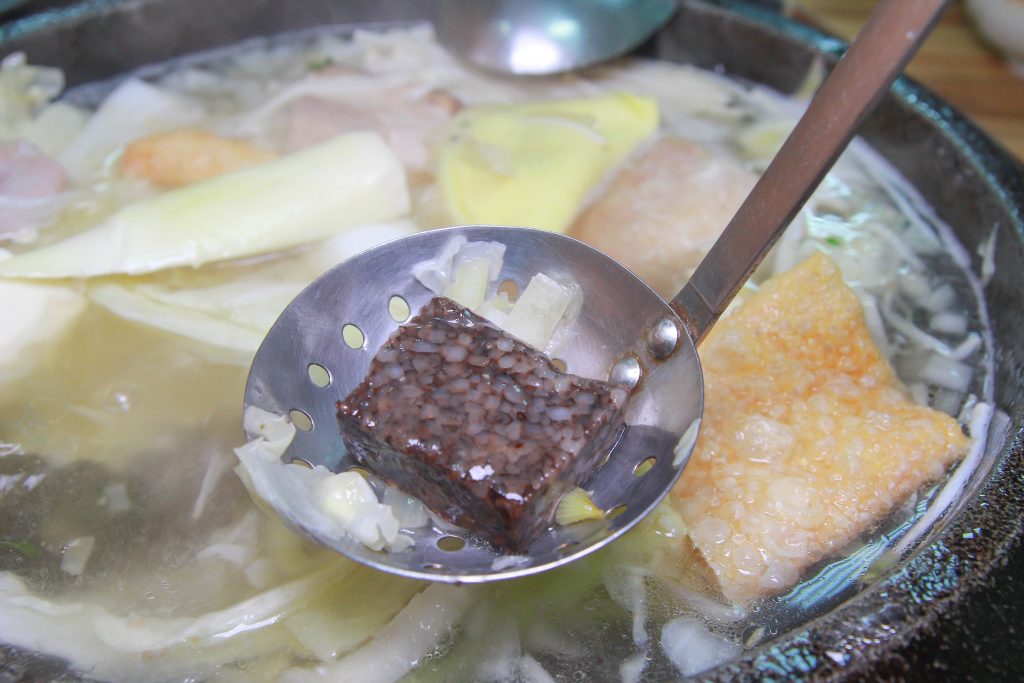 CP值超高！兩百元享用超鮮美的海鮮鍋(當日現殺魚肉.軟絲.蝦子.排骨)，福緣火鍋讓人又愛又恨～