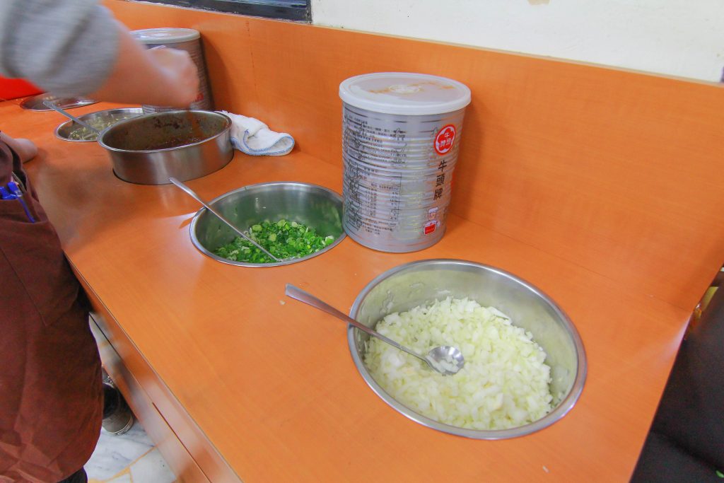 CP值超高！兩百元享用超鮮美的海鮮鍋(當日現殺魚肉.軟絲.蝦子.排骨)，福緣火鍋讓人又愛又恨～