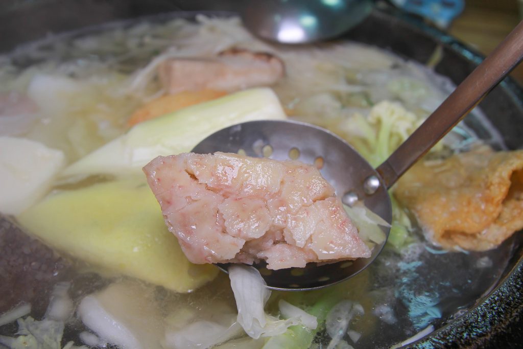CP值超高！兩百元享用超鮮美的海鮮鍋(當日現殺魚肉.軟絲.蝦子.排骨)，福緣火鍋讓人又愛又恨～