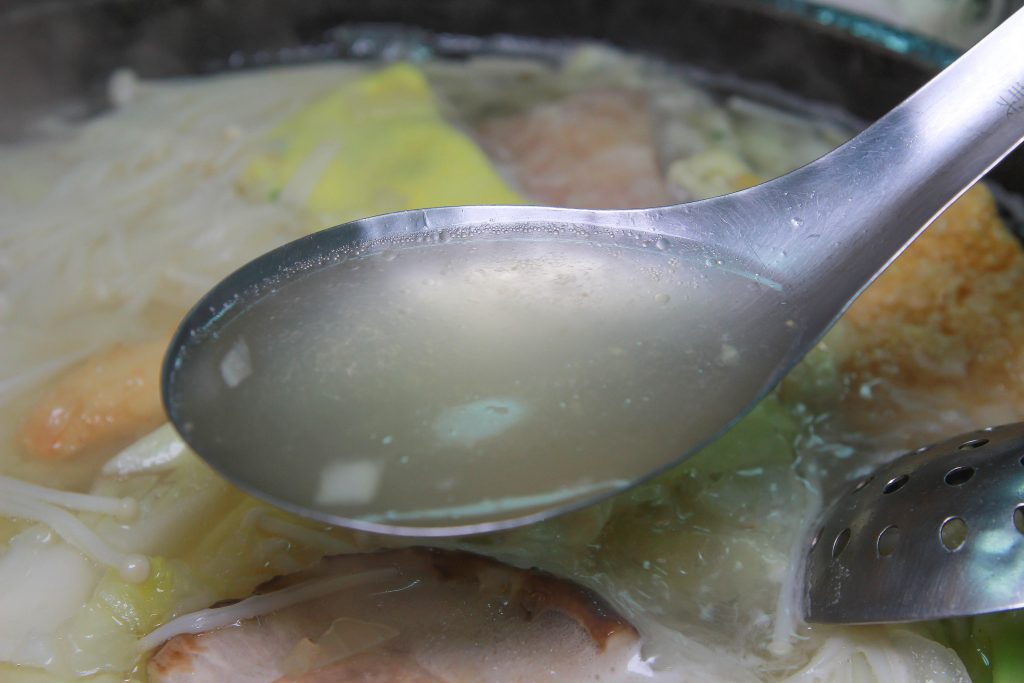 CP值超高！兩百元享用超鮮美的海鮮鍋(當日現殺魚肉.軟絲.蝦子.排骨)，福緣火鍋讓人又愛又恨～