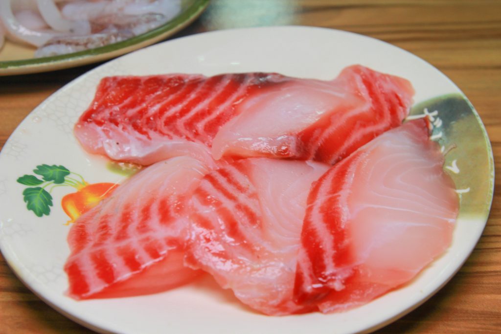 CP值超高！兩百元享用超鮮美的海鮮鍋(當日現殺魚肉.軟絲.蝦子.排骨)，福緣火鍋讓人又愛又恨～