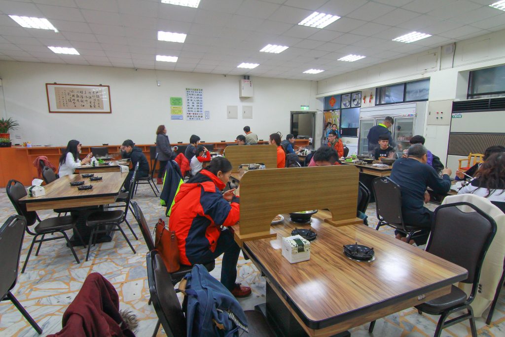 CP值超高！兩百元享用超鮮美的海鮮鍋(當日現殺魚肉.軟絲.蝦子.排骨)，福緣火鍋讓人又愛又恨～