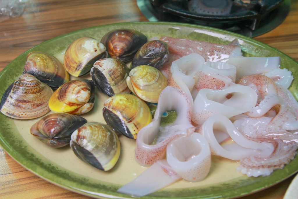 CP值超高！兩百元享用超鮮美的海鮮鍋(當日現殺魚肉.軟絲.蝦子.排骨)，福緣火鍋讓人又愛又恨～