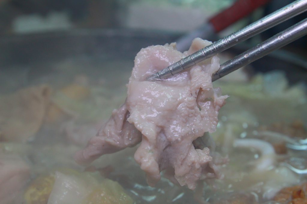 CP值超高！兩百元享用超鮮美的海鮮鍋(當日現殺魚肉.軟絲.蝦子.排骨)，福緣火鍋讓人又愛又恨～