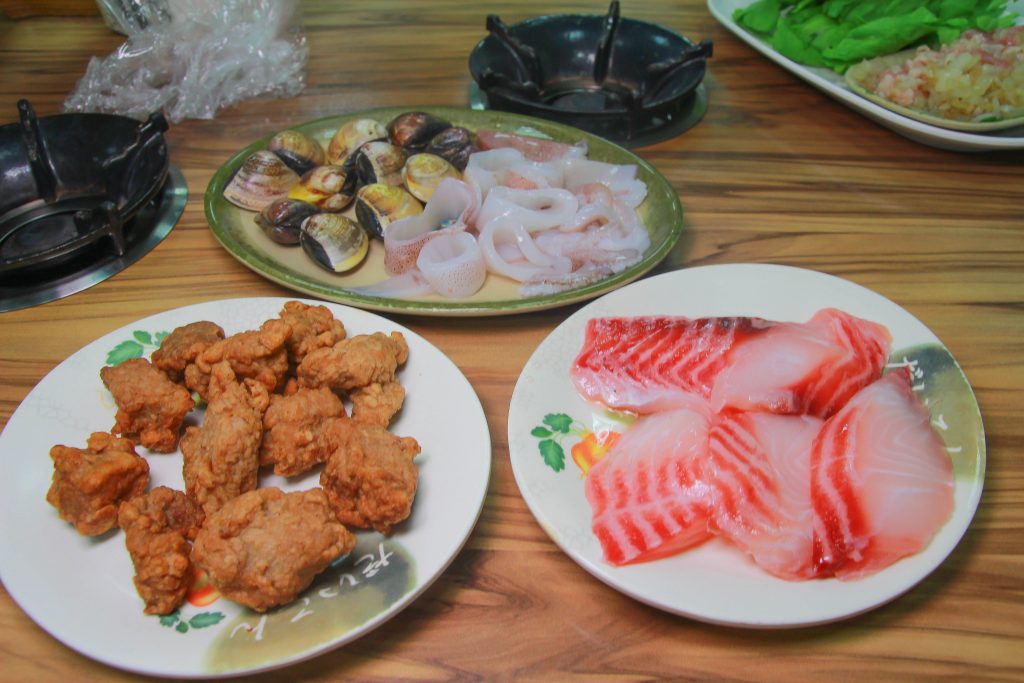 CP值超高！兩百元享用超鮮美的海鮮鍋(當日現殺魚肉.軟絲.蝦子.排骨)，福緣火鍋讓人又愛又恨～