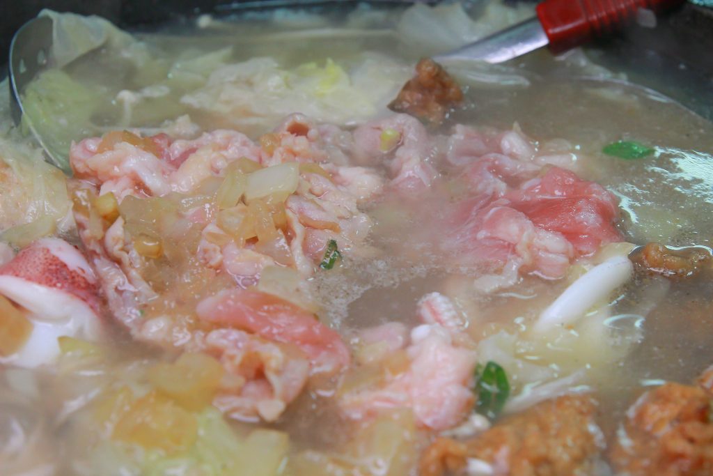 CP值超高！兩百元享用超鮮美的海鮮鍋(當日現殺魚肉.軟絲.蝦子.排骨)，福緣火鍋讓人又愛又恨～