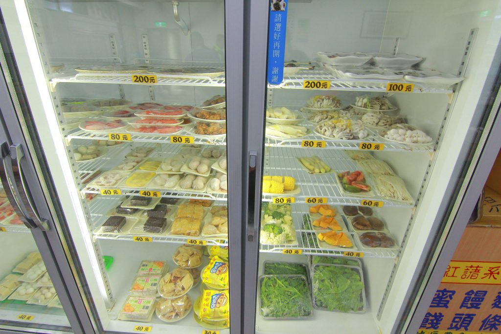 CP值超高！兩百元享用超鮮美的海鮮鍋(當日現殺魚肉.軟絲.蝦子.排骨)，福緣火鍋讓人又愛又恨～