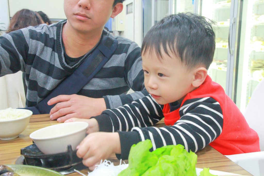 CP值超高！兩百元享用超鮮美的海鮮鍋(當日現殺魚肉.軟絲.蝦子.排骨)，福緣火鍋讓人又愛又恨～