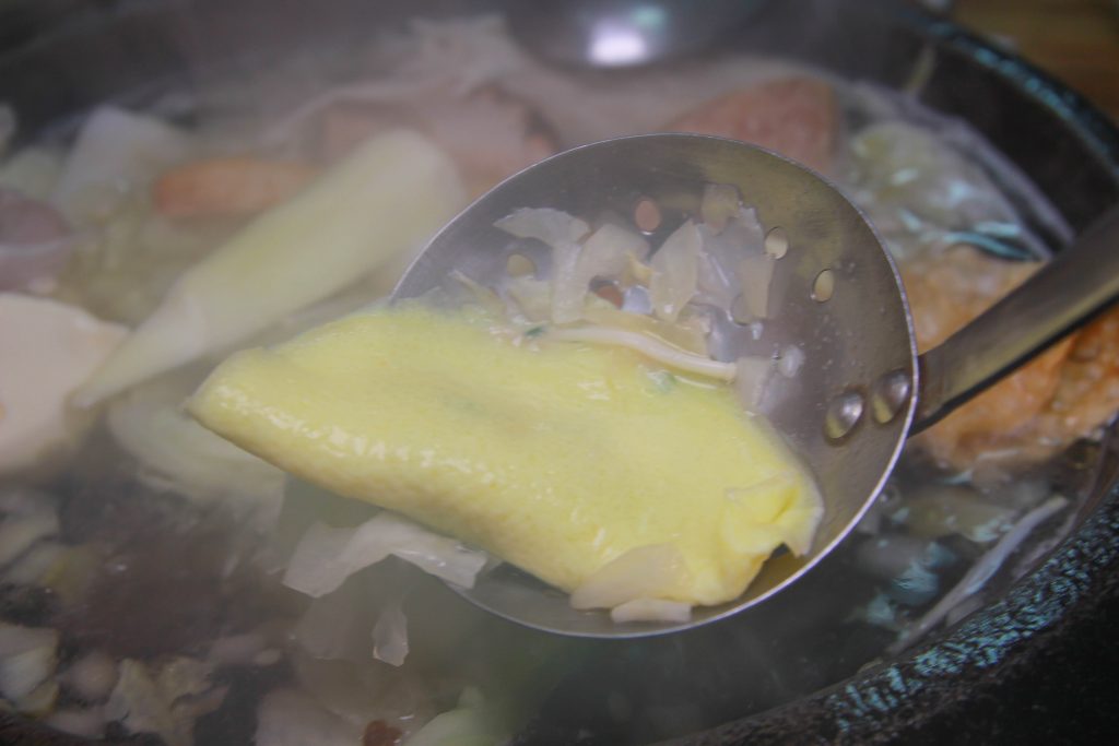 CP值超高！兩百元享用超鮮美的海鮮鍋(當日現殺魚肉.軟絲.蝦子.排骨)，福緣火鍋讓人又愛又恨～