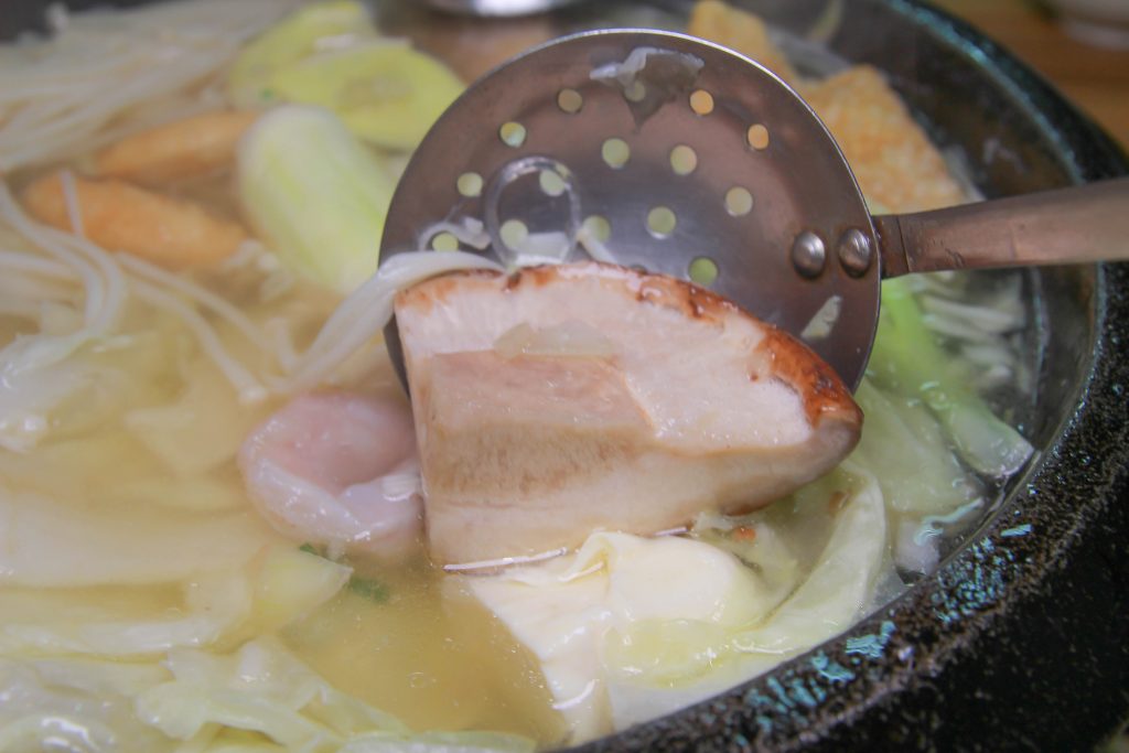 CP值超高！兩百元享用超鮮美的海鮮鍋(當日現殺魚肉.軟絲.蝦子.排骨)，福緣火鍋讓人又愛又恨～