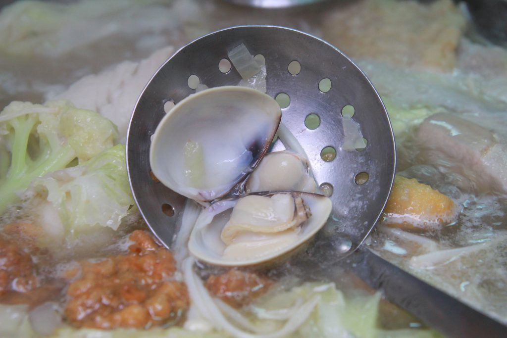 CP值超高！兩百元享用超鮮美的海鮮鍋(當日現殺魚肉.軟絲.蝦子.排骨)，福緣火鍋讓人又愛又恨～