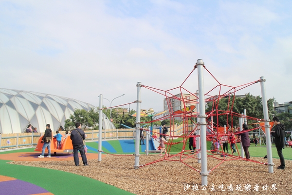 共融公園：中山區親子同樂/台北市第一座大型共融遊戲場/花博公園舞蝶館旁空地/海霸王後方/鄰近歐華飯店/美術館/圓山捷運站